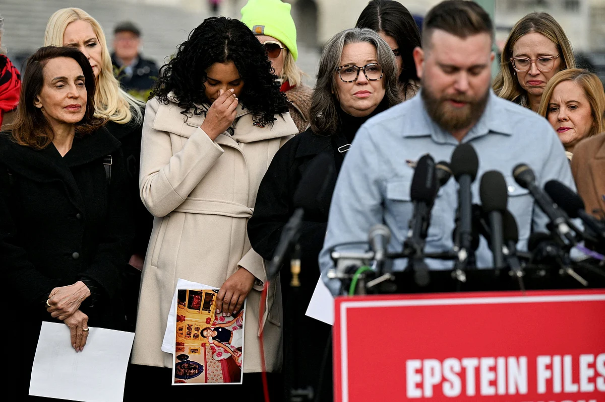 Mağdurlar, Milletvekilleri Epstein Dosyalarının Kısmen Serbest Bırakılmasını Eleştiriyor; Trump Hiçbir Yerde Görülmedi