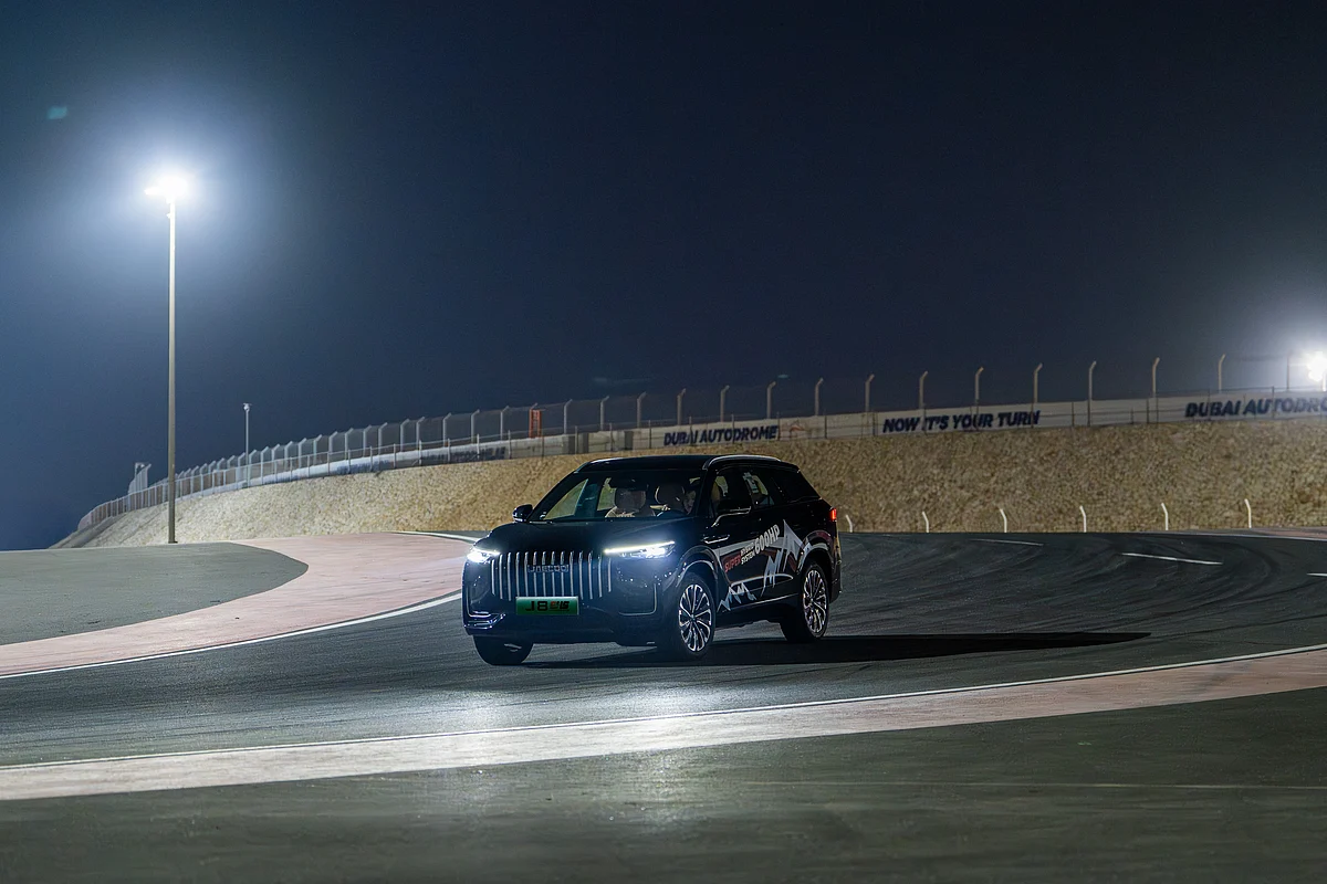 Omoda &amp; Jaecoo BAE, Dubai Autodrome'da J8 Shs Süper Hibrit Gücünü Açığa Çıkardı