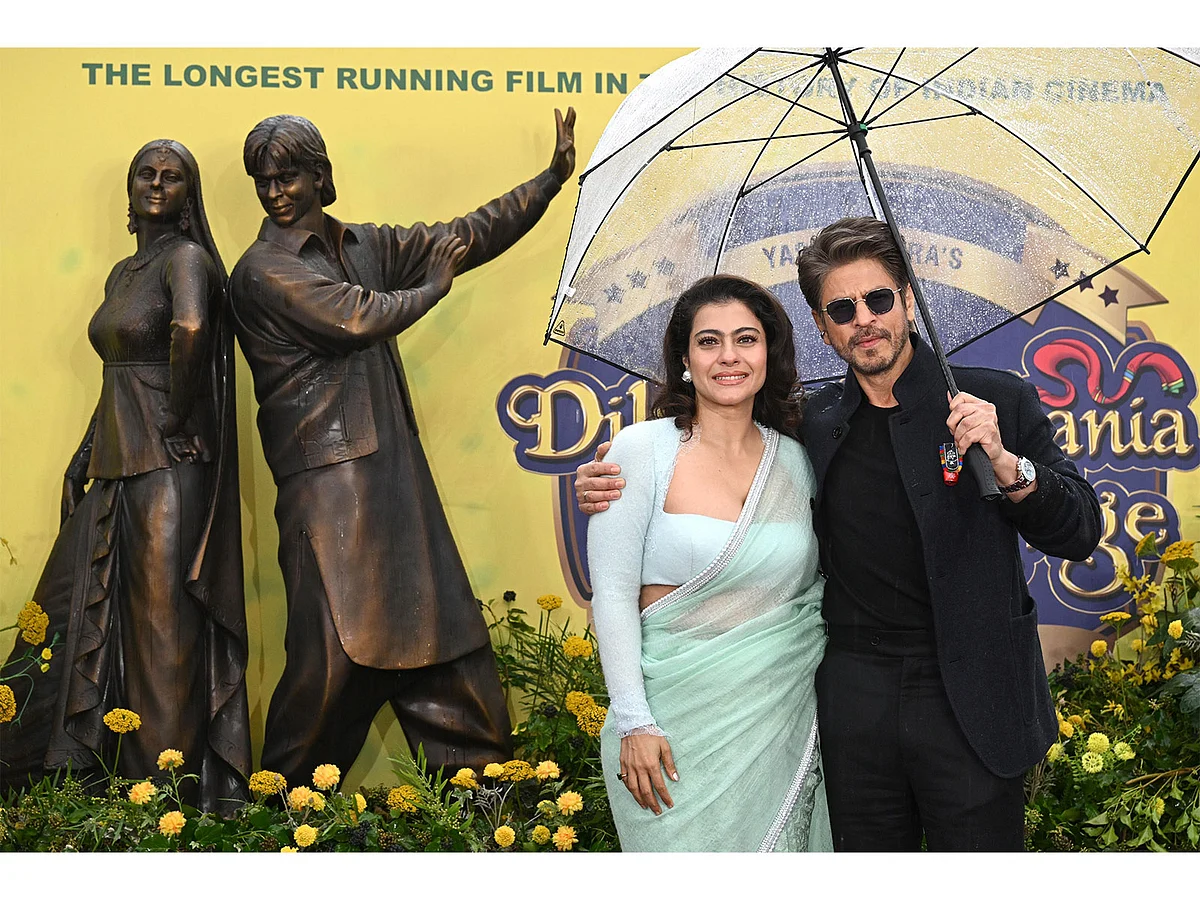 Shahrukh ve Kajol, Londra'da 'Ddlj' Bronz Heykelini Tanıttı