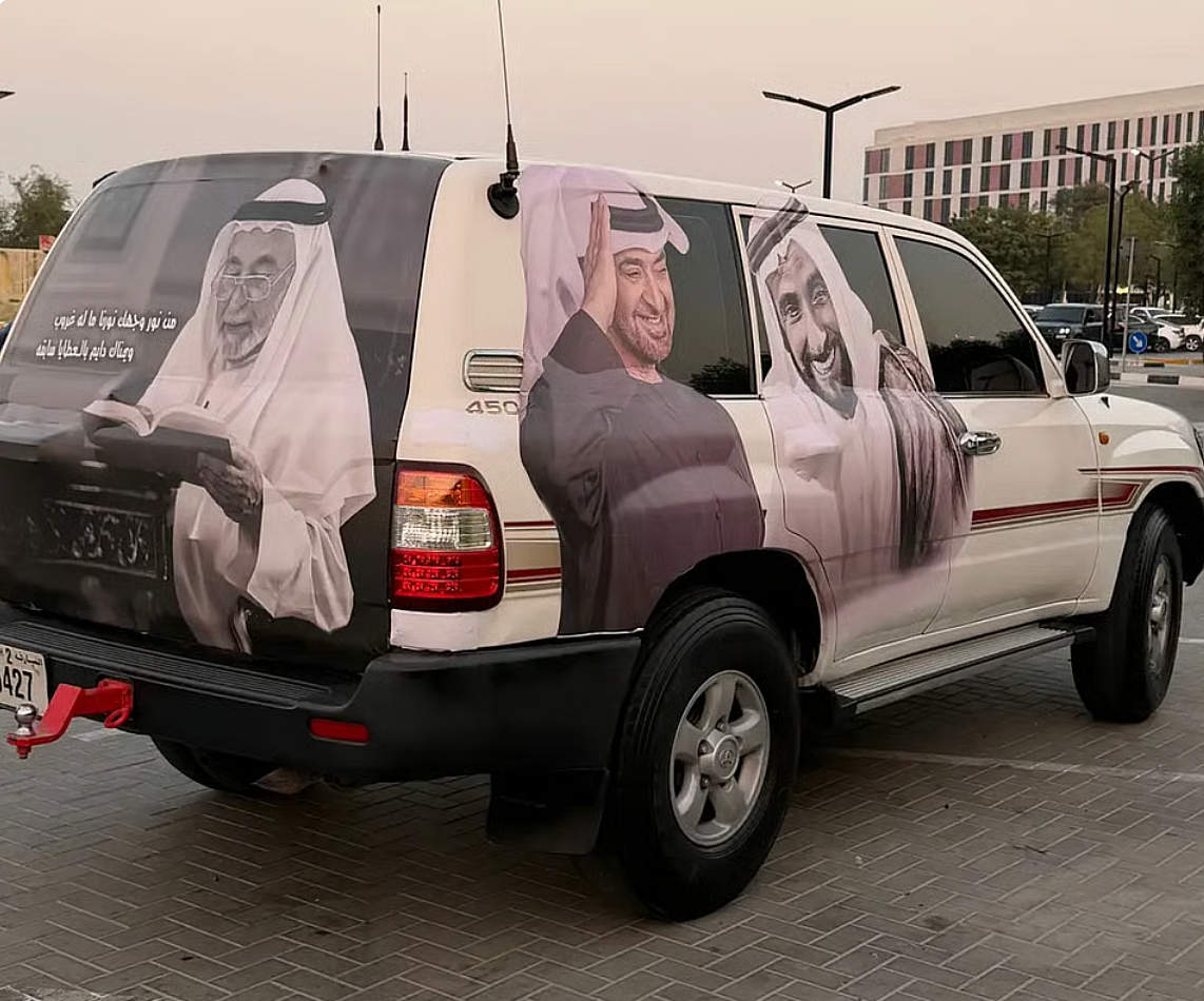 Sharjah, Hala Ulusal Gün Çıkartmalarını Gösteren Araçlar için Para Cezalarını Açıkladı