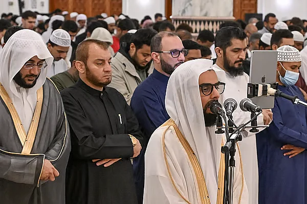 Sharjah Hükümdarı Govt Çalışan Statüsünü Açıkladı, imamlar, Müezzinler için Ödeme Yaptı