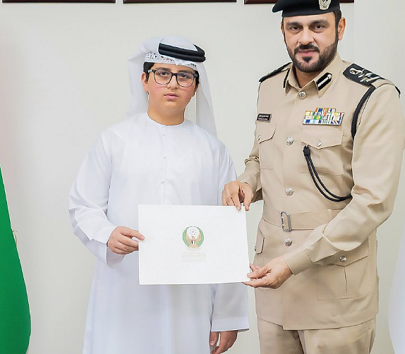 Sharjah Yetkilileri, Araç Yangınını Bildirdiği için 10 Yaşındaki Çocuğu Onurlandırdı