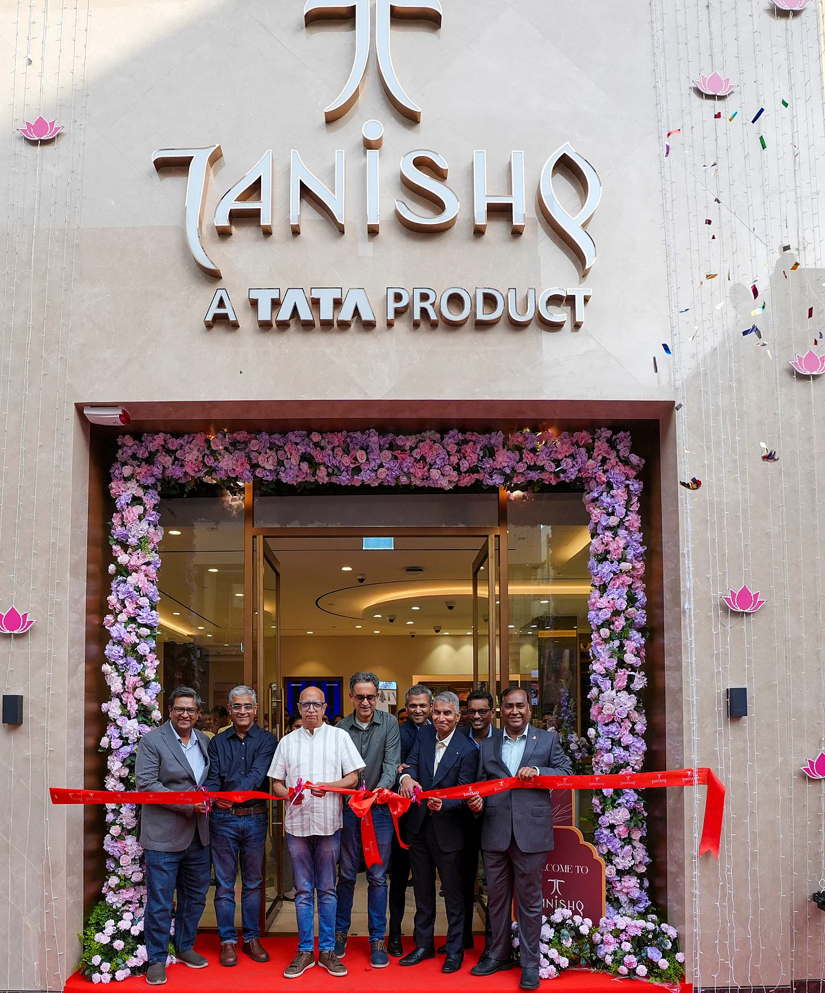 Tanishq, En Büyük, En Cesur Amiral Gemisiyle Meena Çarşısı'na Geri Döndü