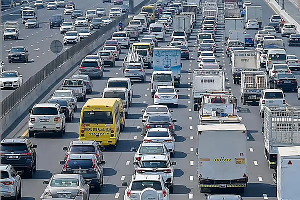 Trafik Uyarısı: Dubai Polisi Ras Al Khor Caddesi'ndeki Kaza Konusunda Uyardı