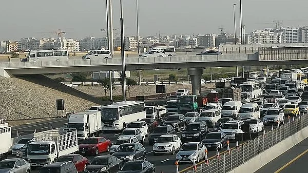 Trafik Uyarısı: Dubai Polisi Trafik Sıkışıklığına Neden Olan Kaza Konusunda Uyardı