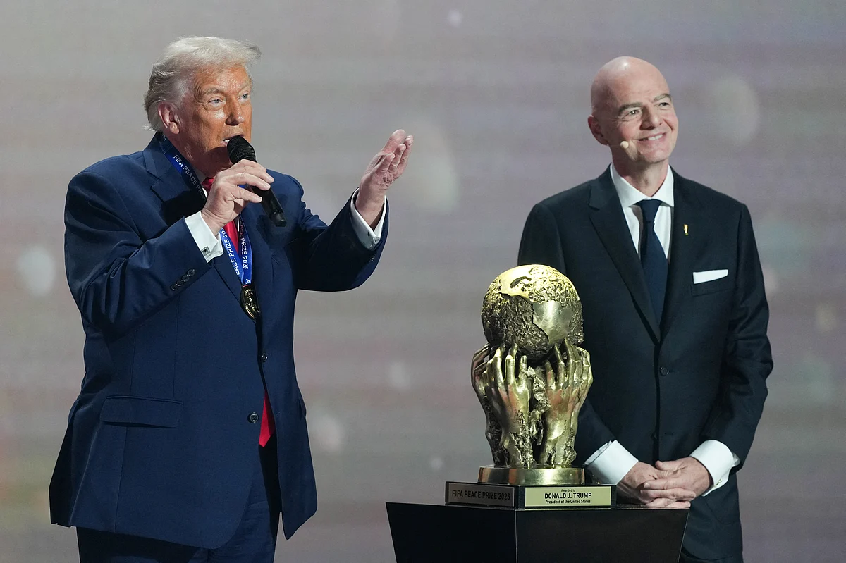 Trump, Fıfa'nın Yeni Barış Ödülünü Kazanırken Gülümsüyor