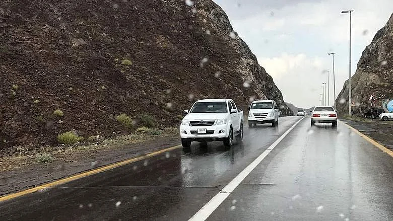 Yarın BAE Hava Durumu: Yağmurlar Gibi Bulutlu Gökyüzü, İleride Sert Denizler