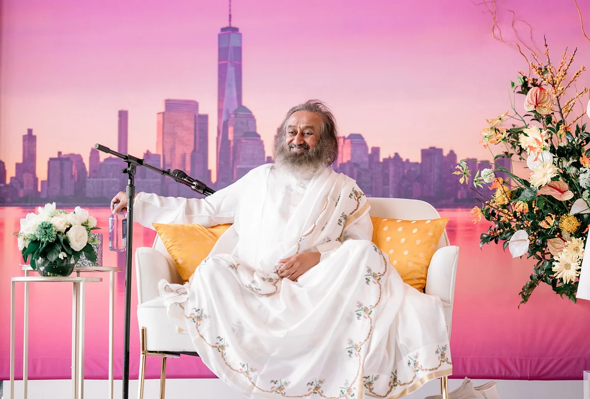 Yeni Yıl 2026 öncesinde Sri Sri Ravi Shankar, Barış ve Birlik için Küresel Bir Meditasyona Öncülük Ediyor