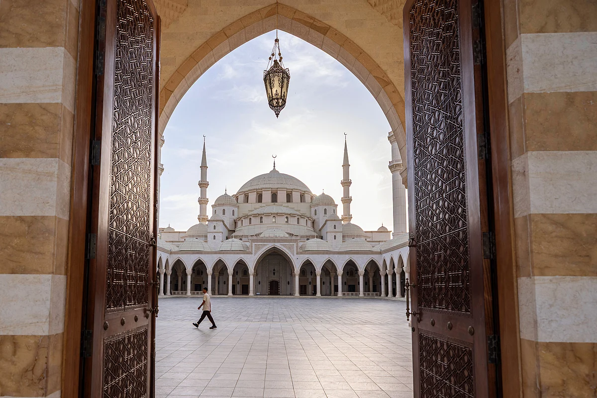 Yetkili, BAE'nin Cuma Namazı Saatlerini Dini Nedenlerle Değil Sosyal Nedenlerle Değiştirdiğini Söyledi