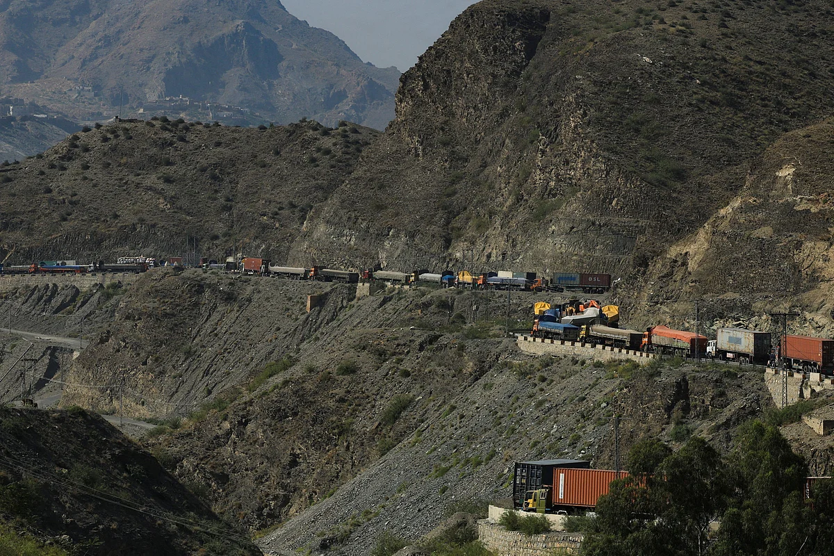 Yetkililer, Pakistan ve Afganistan'ın Sınır Boyunca Ağır Ateş Açtığını Söyledi
