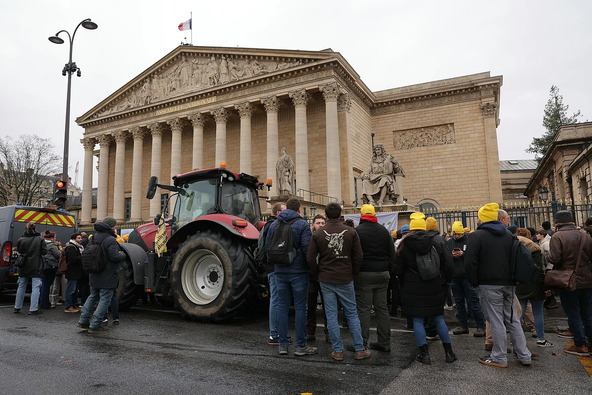 Çiftçiler, Ticaret Anlaşmasına Karşı Öfke Göstermek için Traktörlerle Paris'e Girdi