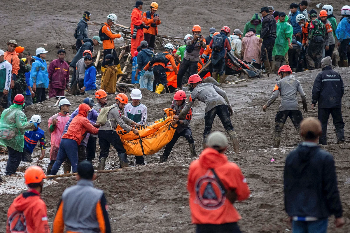 Endonezya, Batı Java'da Heyelan 10Kişiyi Öldürdükten Sonra 80 Kişiyi Aramaya Devam Etti