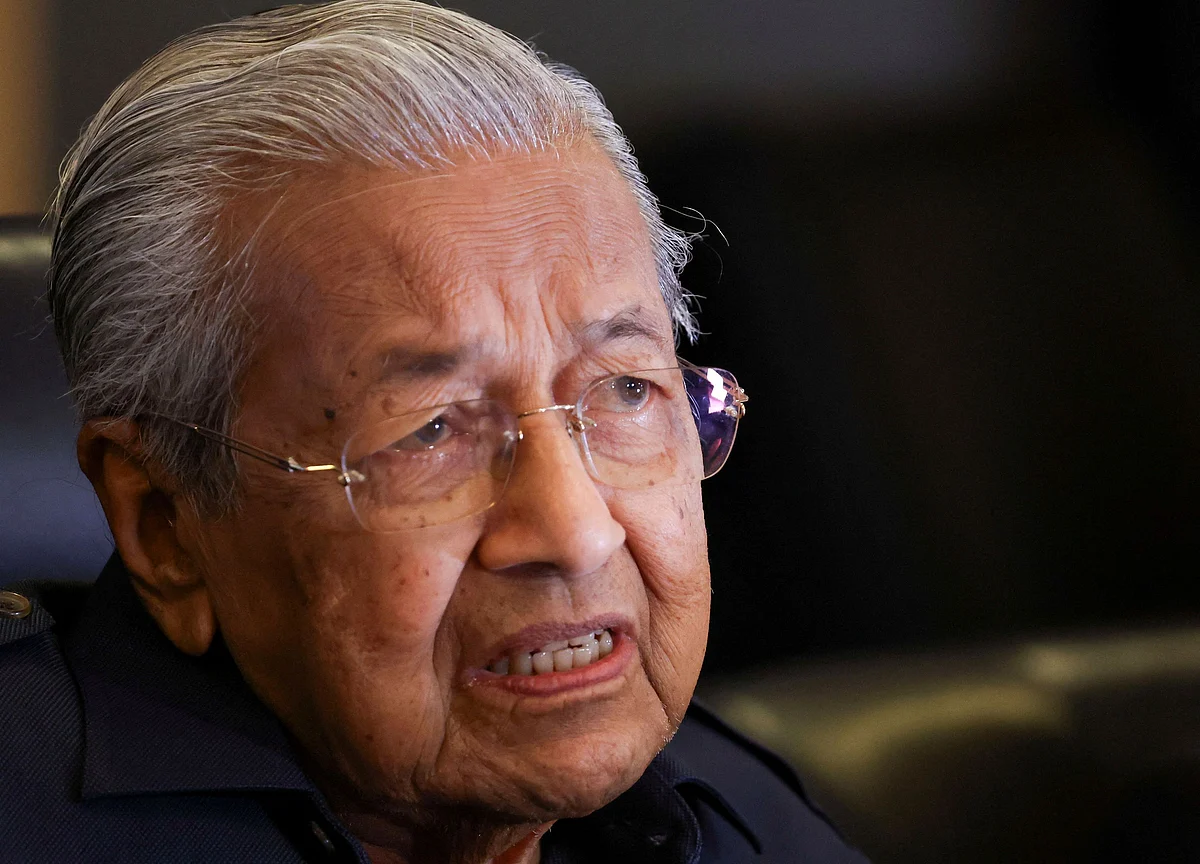 Malezya'nın 100 Yaşındaki Eski Başbakanı Mahathir için Ameliyat 'İyi bir seçenek Değil': Oğul