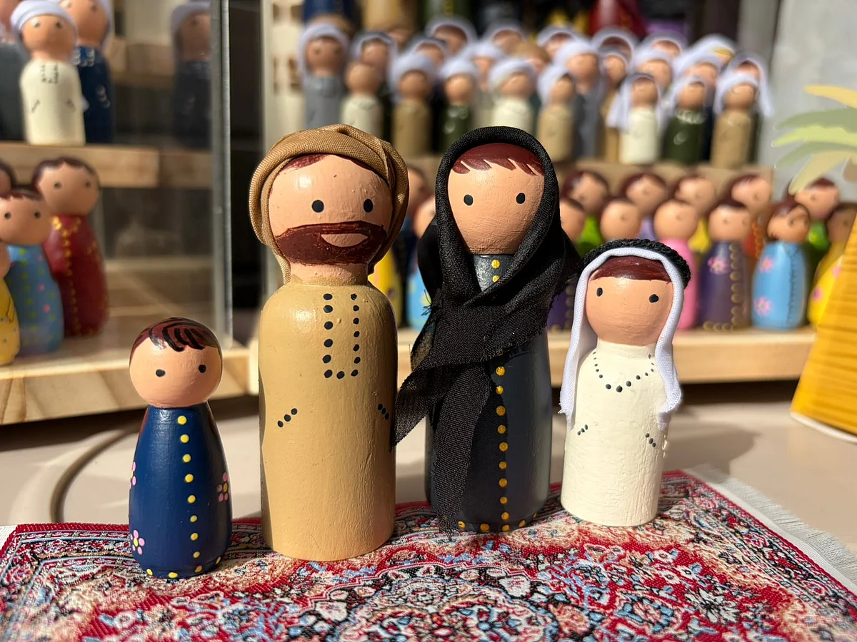 El Yapımı Bebekler Emirlik Kültürünü Oyun Odasına Taşıyor