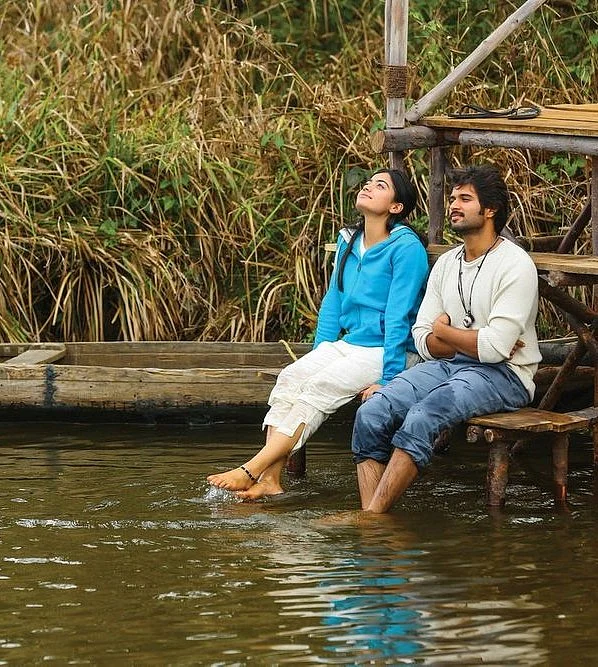 Hintli Yıldızlar Vijay Deverakonda, Rashmika Mandanna Düğümü Geleneksel Törenle Bağladılar