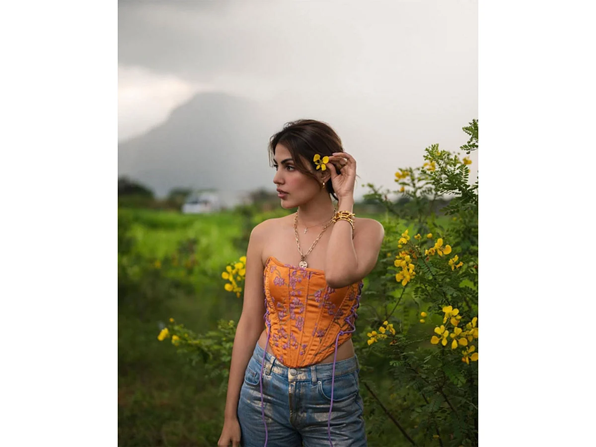 Rhea Chakraborty, 'Aile Şirketi' ile Oyunculuğa Geri Dönmeye Hazırlanıyor